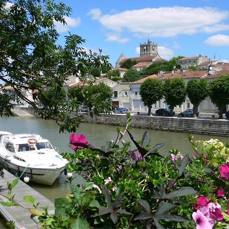 De Charme Et D'Eau Bed & Breakfast Saint-Savinien Bagian luar foto