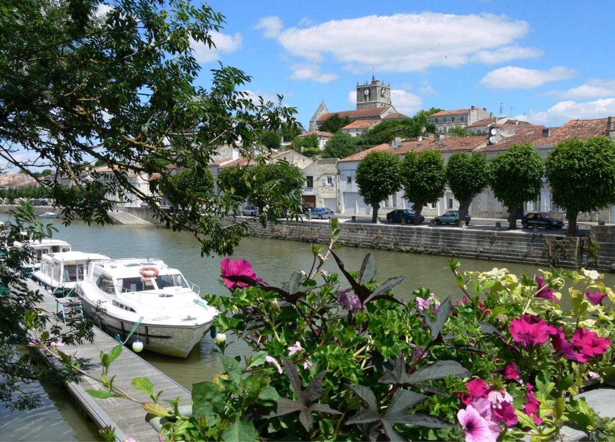 De Charme Et D'Eau Bed & Breakfast Saint-Savinien Bagian luar foto