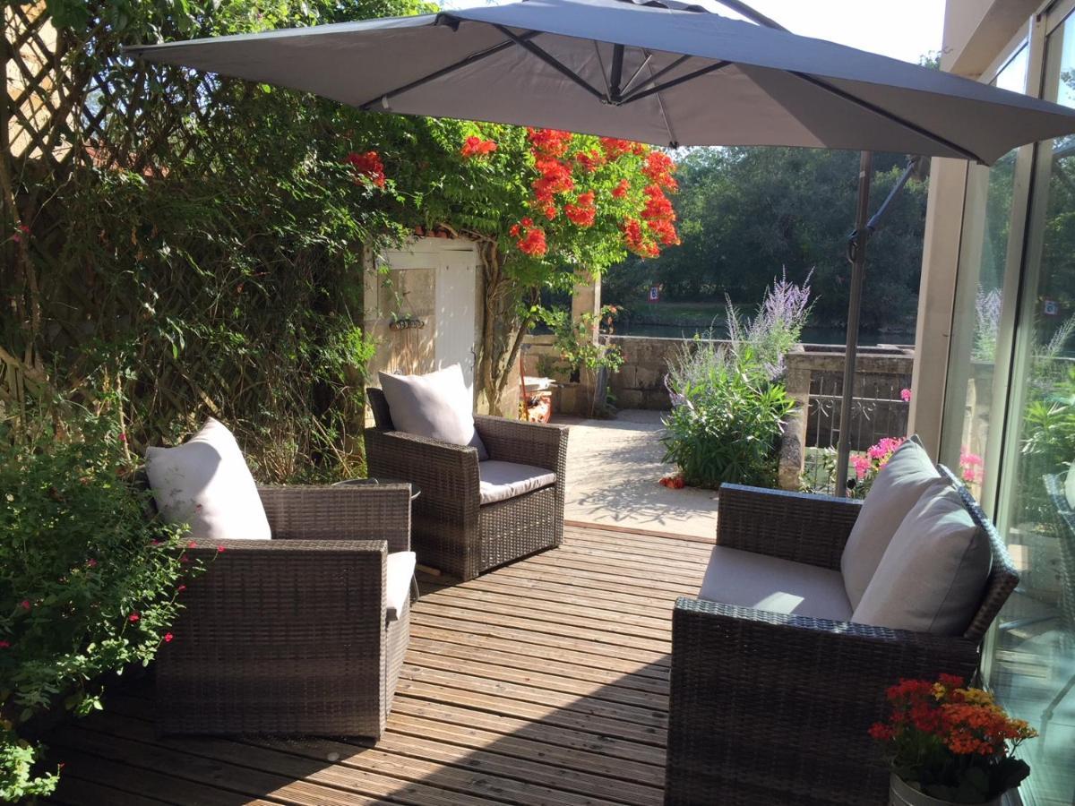 De Charme Et D'Eau Bed & Breakfast Saint-Savinien Bagian luar foto