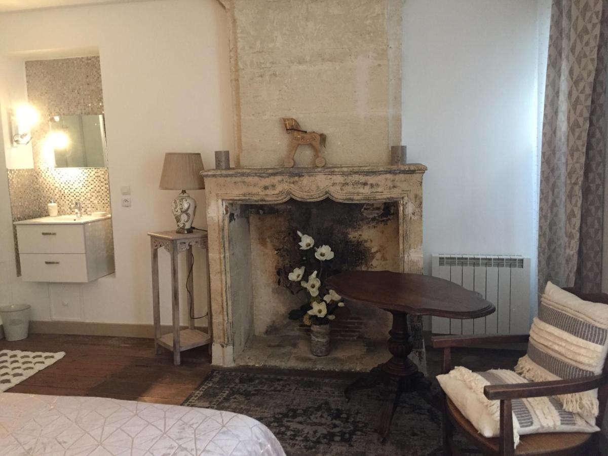De Charme Et D'Eau Bed & Breakfast Saint-Savinien Bagian luar foto
