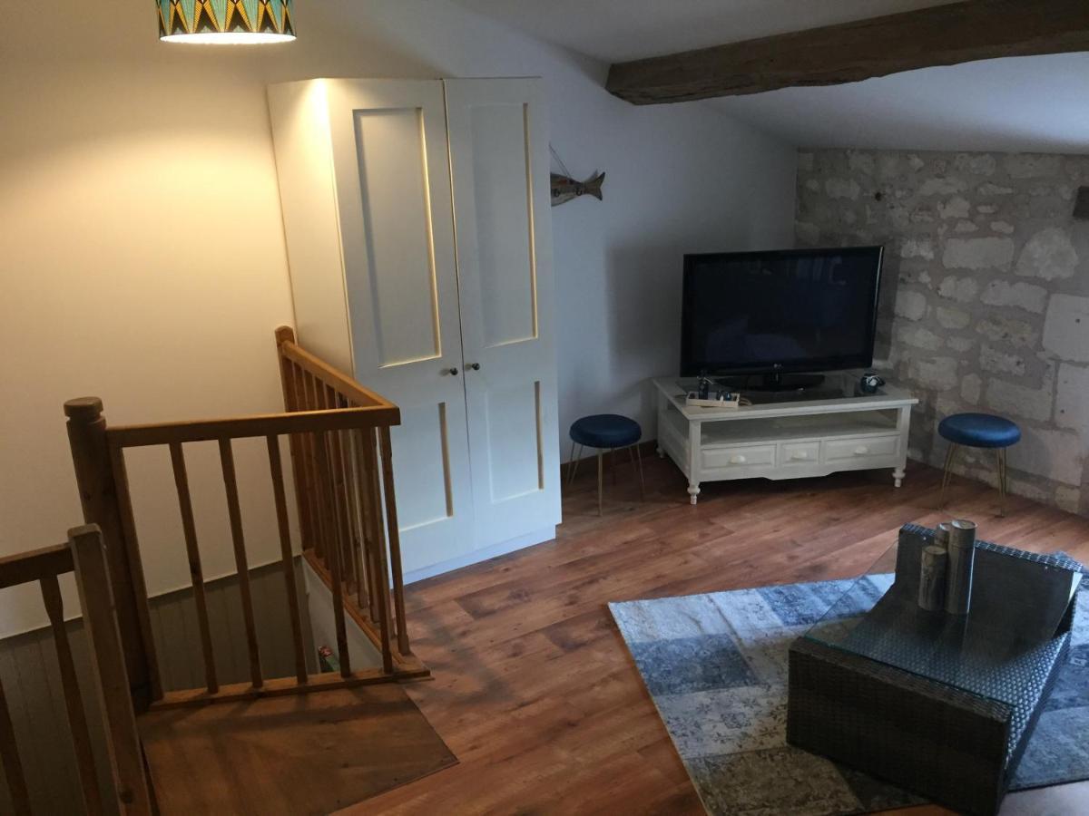 De Charme Et D'Eau Bed & Breakfast Saint-Savinien Bagian luar foto