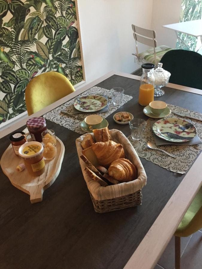 De Charme Et D'Eau Bed & Breakfast Saint-Savinien Bagian luar foto