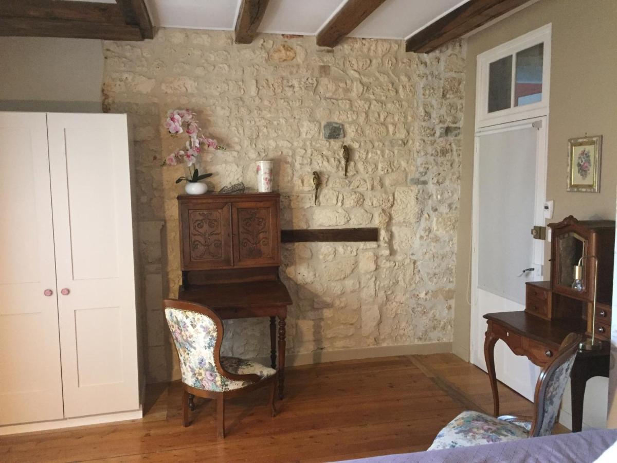 De Charme Et D'Eau Bed & Breakfast Saint-Savinien Bagian luar foto